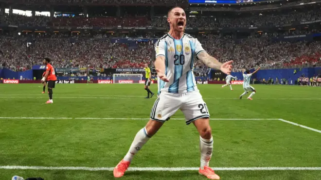 Mac Allister celebra su gol ante Suiza