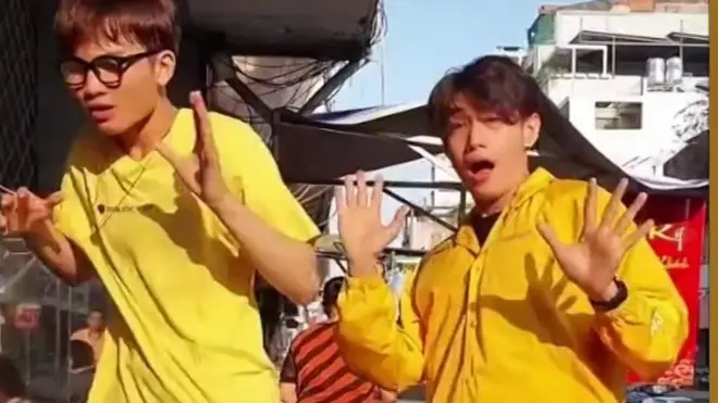 د ویتنام ورغتیا وزارت د یوه نڅاګر په مرسته یوه وېډیويي سندره جوړه کړې، چې څنګه په سمه توګه لاسونه ووینځو او له کورونا وېروس سره مبارزه وکړو. نور وېډیو کې کتلی شئ.