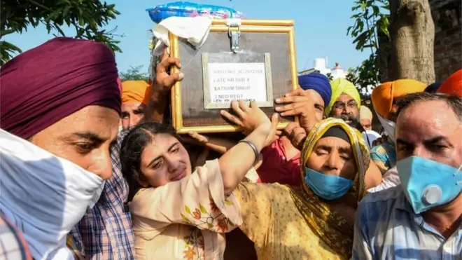 भारत के जवान सतनाम सिंह को अंतिम विदाई देता उनका परिवार