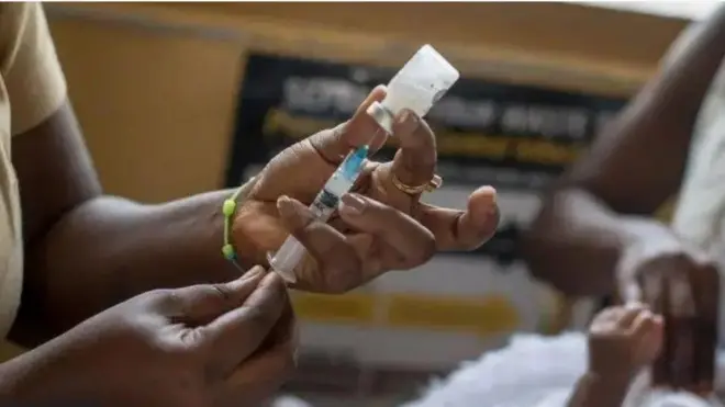 Aworan ọwọ to n fa oogun sinu abẹrẹ