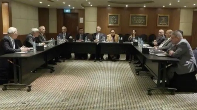 رئيس اللجنة الوطنية الفلسطينية لإدارة قطاع غزة علي شعث يتوسط عدداً من المسؤولين