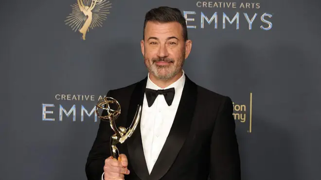 Jimmy Kimmel muestra su trofeo como ganador del premio al mejor presentador de un concurso por "¿Quién quiere ser millonario?" en los Emmy.