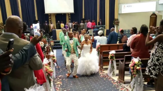 ኣብ ኬኒያ ስነ ስርዓት መርዕኦም ዝፈጸሙ ኬኒያውያን