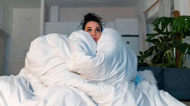 Девушка смотрит ТВ