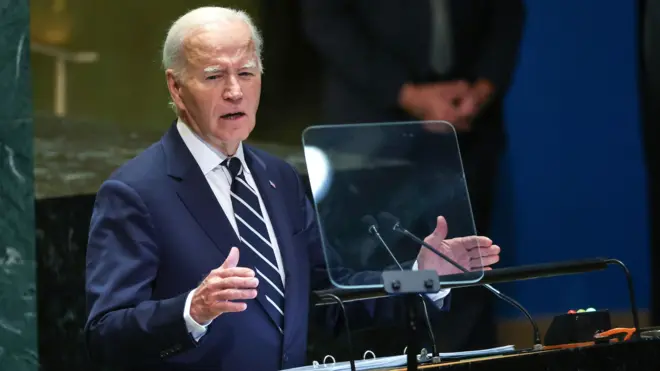 Presidente dos Estados Unidos, Joe Biden,sportingbet está fora do ar hojediscurso na Assembleia Geral da ONU; ele veste terno azul escuro e gravata azul-escura com listras brancas