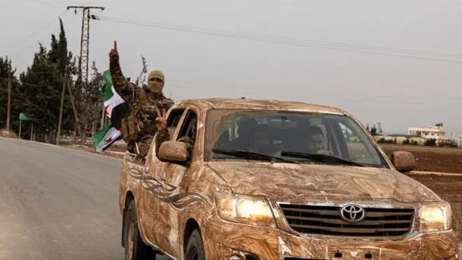 Повстанцы из "Сирийской национальной армии" празднуют падение режима Башара Асада, 7 декабря 