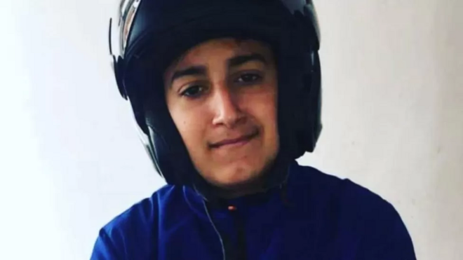 O adolescente Nahel M. usando um capacetejogos online gratis 360motocicleta