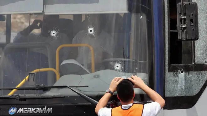 حافلة بها ثقوب رصاص في مكان حادث إطلاق نار عند مفرق راموت في القدس