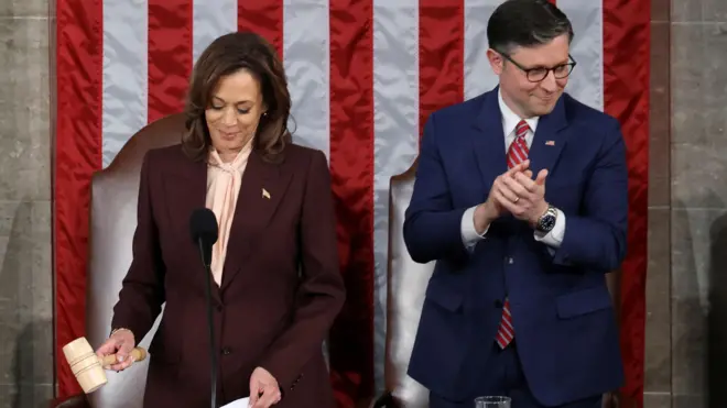 米連邦議会で昨年の大統領選挙の結果を認定するカマラ・ハリス副大統領（左）とマイク・ジョンソン下院議長