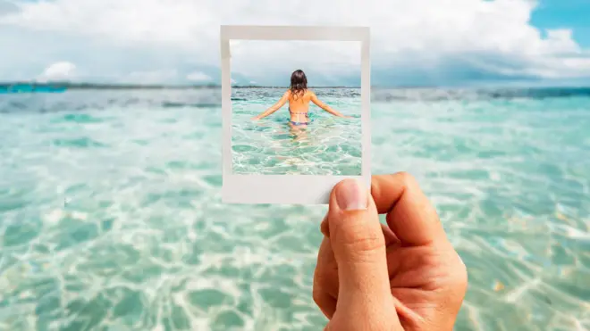 Polaroid sobre fondo real de chica metiéndose al mar