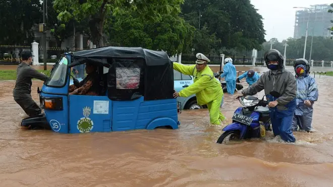 Banjir di Jakarta pada 2015 lalu. Michelle Sneed, peneliti badan Survei Geologi Amerika Serikat (USGS), mengatakan Jakarta dilanda peningkatan air laut dan amblasnya permukaan tanah.