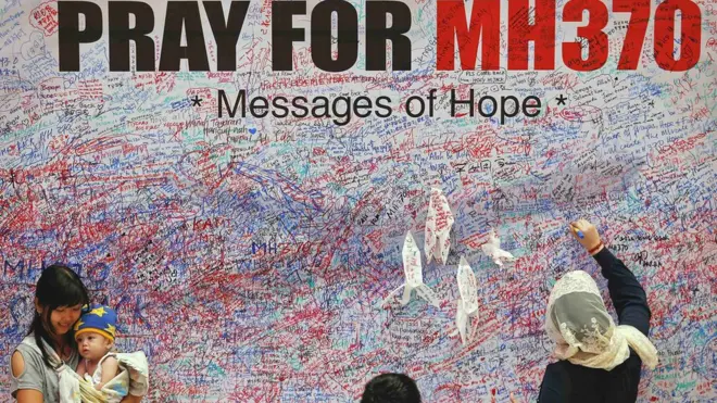 Keluarga korban hilangnya pesawat MH370 menulis doa dan pesan di Kuala Lumpur.