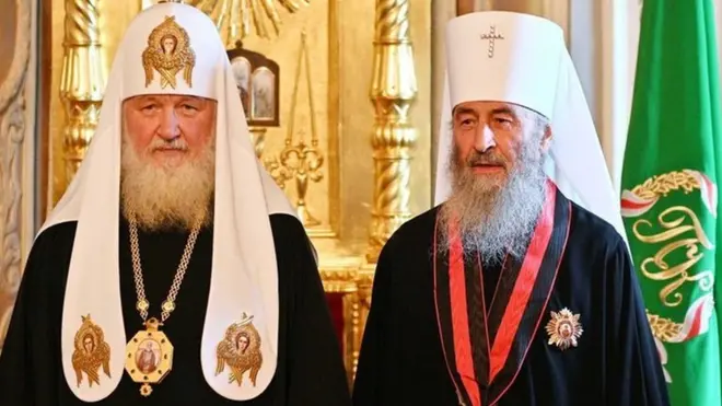 Митрополит Онуфрій (праворуч) 29 травня вперше не пом'янув як свого патріарха. Це рішучий крок для формального закріплення незалежного статусу УПЦ