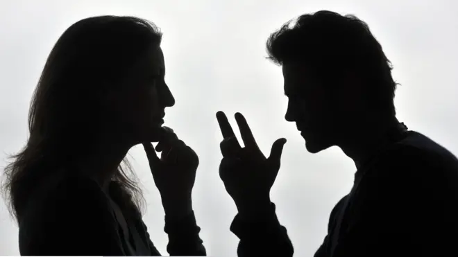 صورة لمشهد تمثيلي تظهر رجلاً وامرأة يختلفان في النقاش بينهما