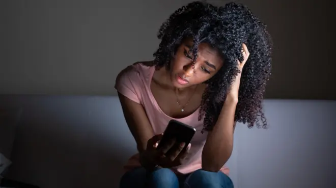 Shamarree bilbilashee ilaalaa jirtu