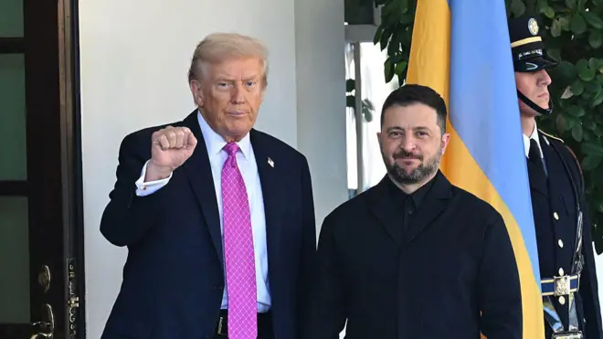 Trump ve Zelenskiy Beyaz Saray'ın girişinde yan yana duruyor