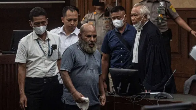 Terdakwa kasus dugaan suap dan gratifikasi terkait proyek infrastruktur Provinsi Papua Lukas Enembe (kedua kiri) menghadiri sidang dakwaan di Pengadilan Tipikor, Jakarta, Senin (19/06).