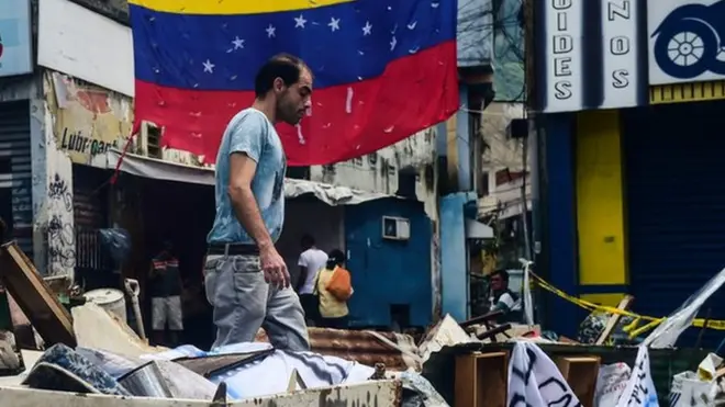 Многие улицы Каракаса перекрыты баррикадами