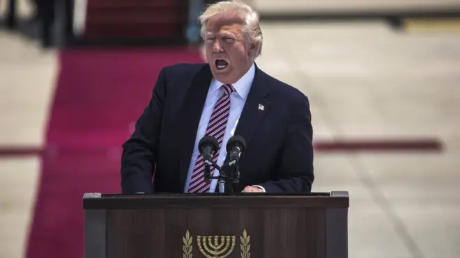 "Я ступил на эту древнюю и священную землю, чтобы укрепить неразрываную связь между Соединенными штатами Америки и государством Израиль", - заявил Трамп, сойдя с трапа президентского самолета