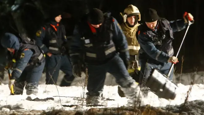 Regu penyelamat Rusia berusaha mencari mayat penumpang dan bagian pesawat Saratov Airlines yang jatuh tak lama setelah meninggalkan Moskow.