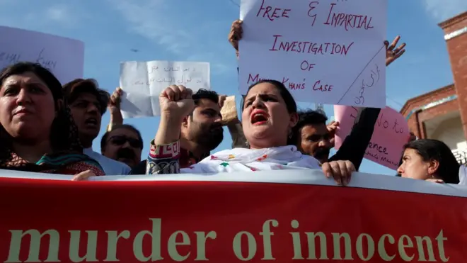 فیس بُک پر پوسٹس کی بنیاد پر توہین کے الزامات نئے نہیں اور اس سے قبل بھی پاکستان میں ہجوم نے سوشل میڈیا پر پوسٹس کی بنیاد پر لوگوں کو قتل کیا ہوا ہے۔