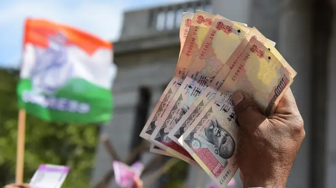 نوٹوں کی منسوخی پر ملک بھر میں احتجاج ہوا ہے