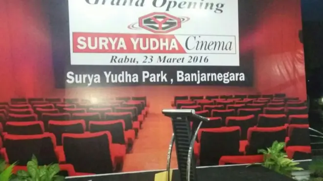 Salah satu bioskop milik Djonny Syafruddin di Banjarnegara, Jawa Tengah. Bioskop ini tergolong independen alias di luar jaringan Grup 21, CGV Cinema, dan Cinemaxx.