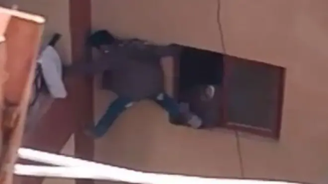 ماذا تكشف لنا واقعة "طفل البلكونة" الذي أثار الجدل في مصر وفتح النقاش حول ثقافة التعامل مع الأطفال؟