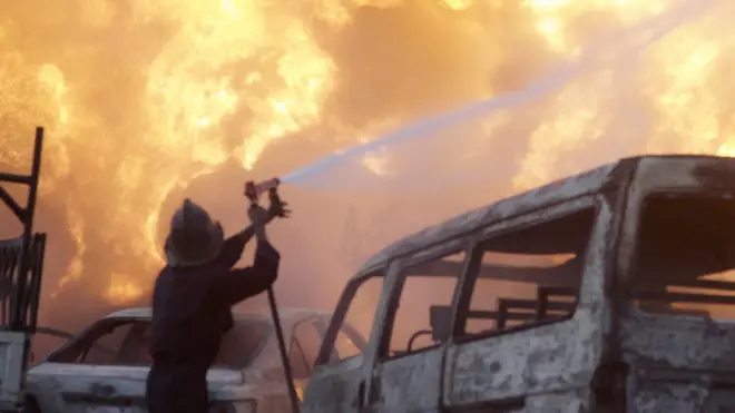 Ọkụ ọgbụgba na-emebi ọtụtụ akụ na ụba maọbụrụ na ndị ọrụ mmenyụ ọkụ azaghị oku ọsịsọ