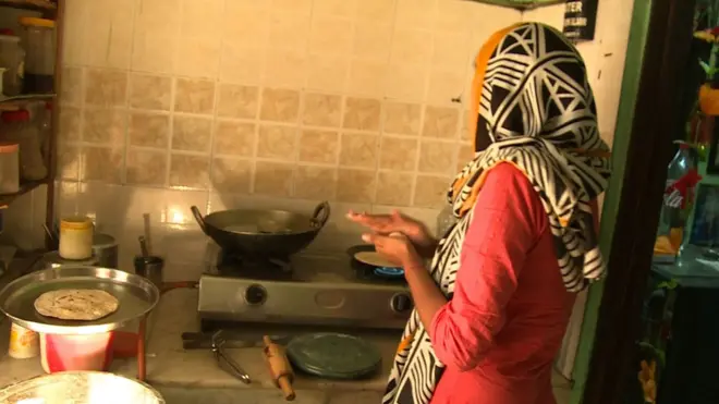 سنگیتا کو دلی کے ایک گنجان علاقے میں انھیں عارضی پناہ ملی ہے