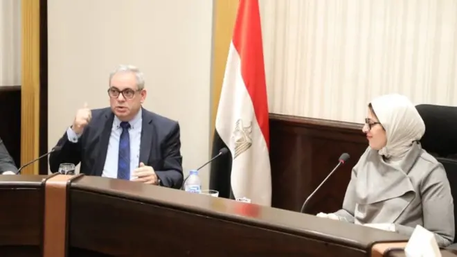اجتماع مشترك لوزيرة الصحة المصرية ومساعديها مع ممثل منظمة الصحة العالمية بعد الإعلان عن تسجيل أول حالة إصابة بفيروس كورونا في مصر