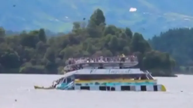 судно тоне у Колумбії