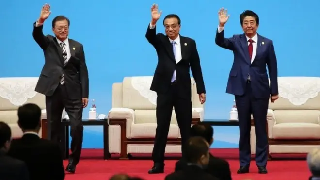 三國領導人揮手