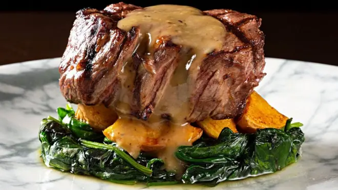 Un filet de boeuf sur une assiette