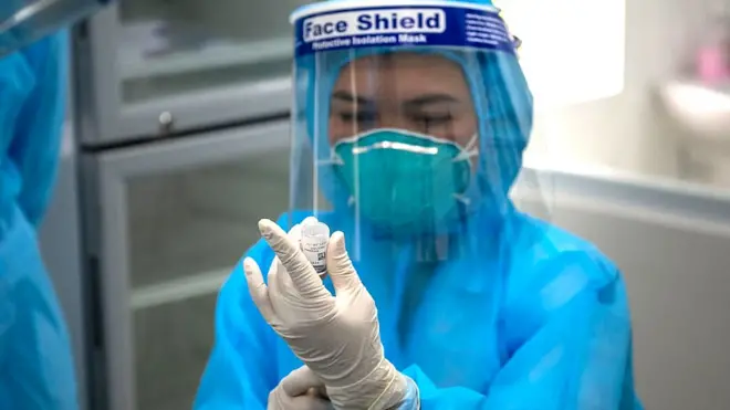 Một nhân viên y tế đang chuẩn bị một liều vắc xin AstraZeneca chống COVID-19 tại Bệnh viện Bệnh Nhiệt đới Trung ương hôm 08/3/2021 tại Hà Nội