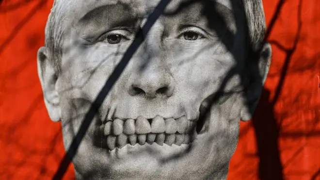 А детаил оф а протест баннер ин Рига схоwинг Руссиан Пресидент Владимир Путин