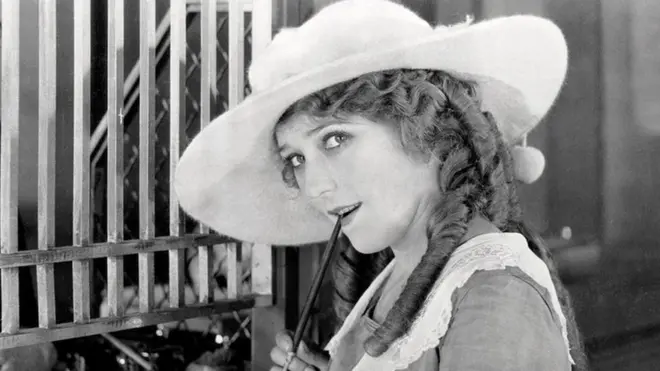 1920 में ली गई इस तस्वीर में पिकफोर्ड एक बैंक काउंटर में खड़ी हैं