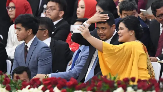 Anak kedua dan menantu Jokowi, yaitu Kahiyang Ayu dan Bobby Nasution berswafoto sebelum seremoni pelantikan.