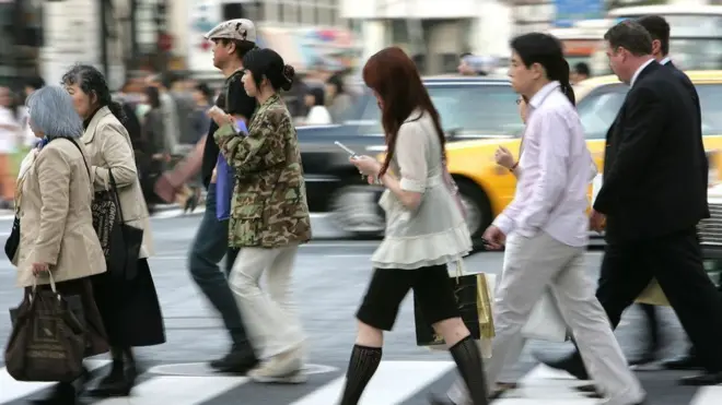 الانشغال بالهاتف الذكي أثناء السير قد يعرضك أو يعرّض غيرك لحوادث