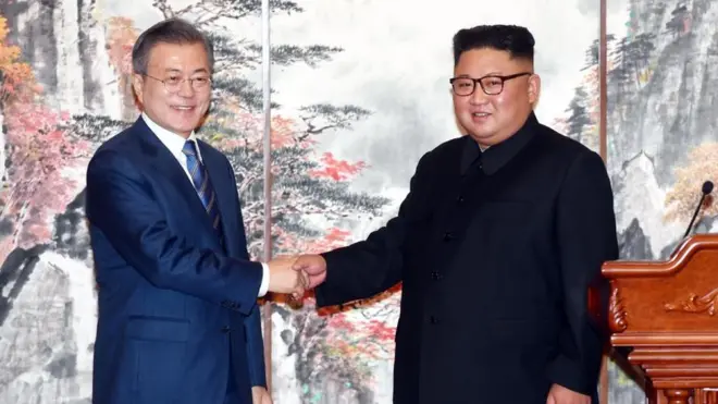 문재인 대통령과 김정은 북한 국무위원장이 2018년 9월 19일 백화원 영빈관에서 정상회담과 평양공동선언을 서명한 뒤 가진 회견에서 악수하고 있다