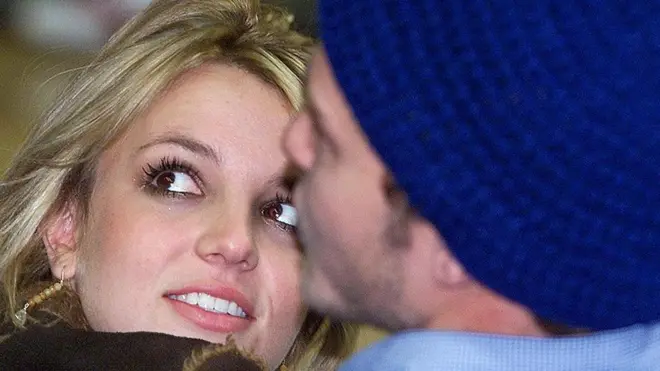 بثت إذاعة تكساس أنباء عن مقتل بريتني سبيرز وصديقها جاستن تيمبرلايك في حادث سير عام 2001