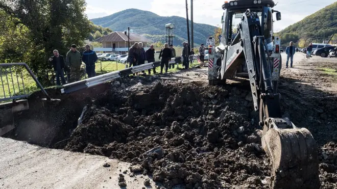 Ремонтные работы на месте обрушившегося в результате сильных дождей автомобильного моста через реку Агой в ауле Агуй-Шапсуг