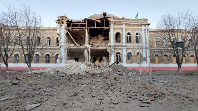 Гімназія Аркаса, яку суттєво пошкодили обстрілом росіяни, була збудована ще в XIX сторіччі і завжди відіграла важливе значення в історії міста