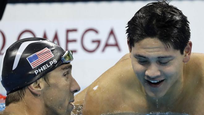 Joseph Schooling (direita) e Michael Phelps