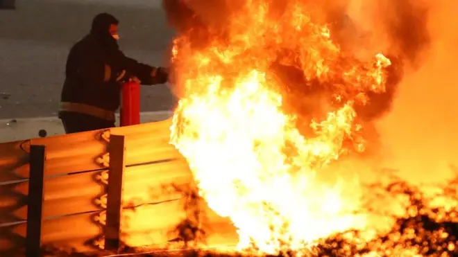 الحريق بعد انقلاب سيارة رومان غروجان