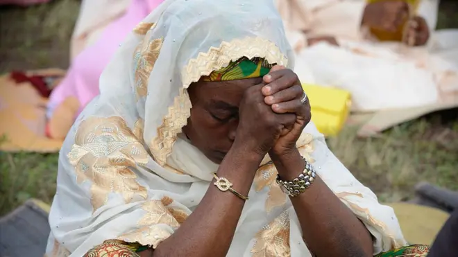 Muslim woman dey pray