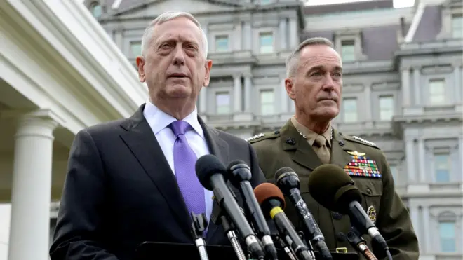 Bộ trưởng Quốc Phòng Hoa Kỳ James Mattis (trái) nói phản ứng quân sự của Hoa Kỳ sẽ "hiệu quả và mãnh liệt"