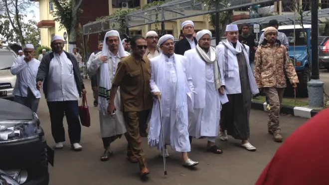 Rizieq Shihab tiba di Mapolda Jabar dengan didampingi tim pengacara, pada Senin (13/01).