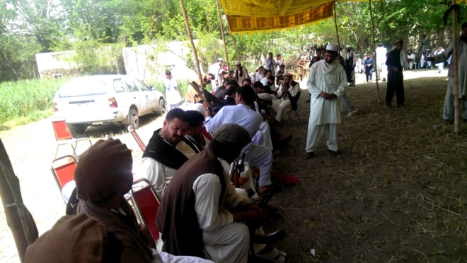 محلي سندرغاړي چې دا سندرې وايي، خلک ډزې کوي او ان کله کله پکې مرګ ژوبله اوړي.