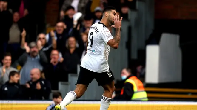 Aleksandar Mitrović proslavlja gol u dresu londonskog Fulama